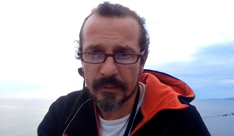 La storia dell’uomo che vive per protesta sulla gru Ursus di Trieste