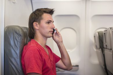 Come finirà la grande guerra delle telefonate in aereo