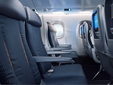 Più comfort e spazio per i bagagli a mano, ecco come cambierà la cabina dell’aereo
