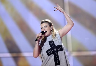 Emma Marrone: la caduta durante il concerto