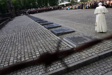 Il Papa dona 100 mila euro al museo di Auschwitz