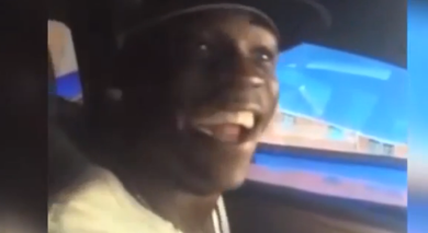 Esilarante Balotelli: respira elio e canta un coro del Liverpool