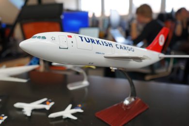 Come prenotare voli e hotel su Internet spendendo meno