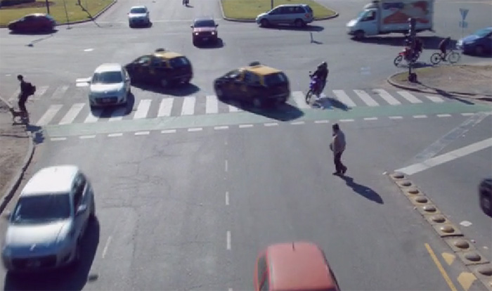 L’incrocio da incubo con il timing perfetto L’incrocio da incubo con il timing perfetto