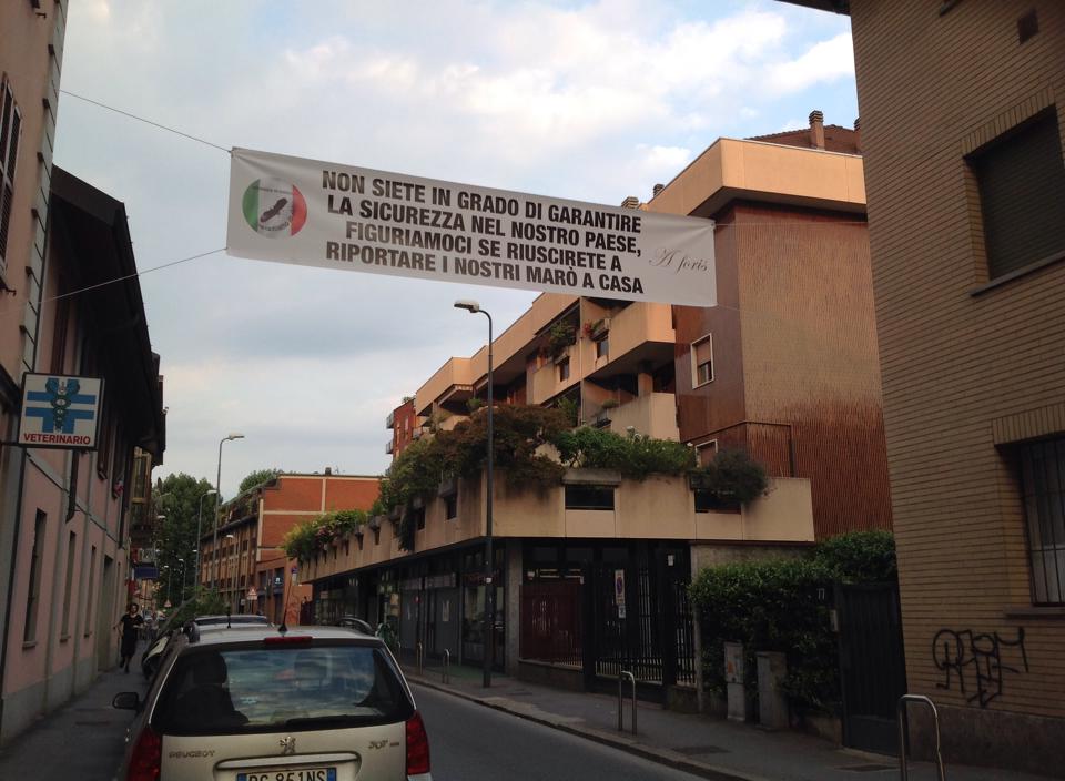 Milano: multato per lo striscione pro-Marò Milano: multato per lo striscione pro-Marò