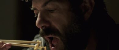 Senza nessuna pietà, Pierfrancesco Favino oversize in cerca di riscatto – Video in anteprima