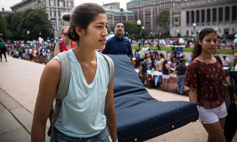 Emma: un materasso contro lo stupro alla Columbia Emma: un materasso contro lo stupro alla Columbia
