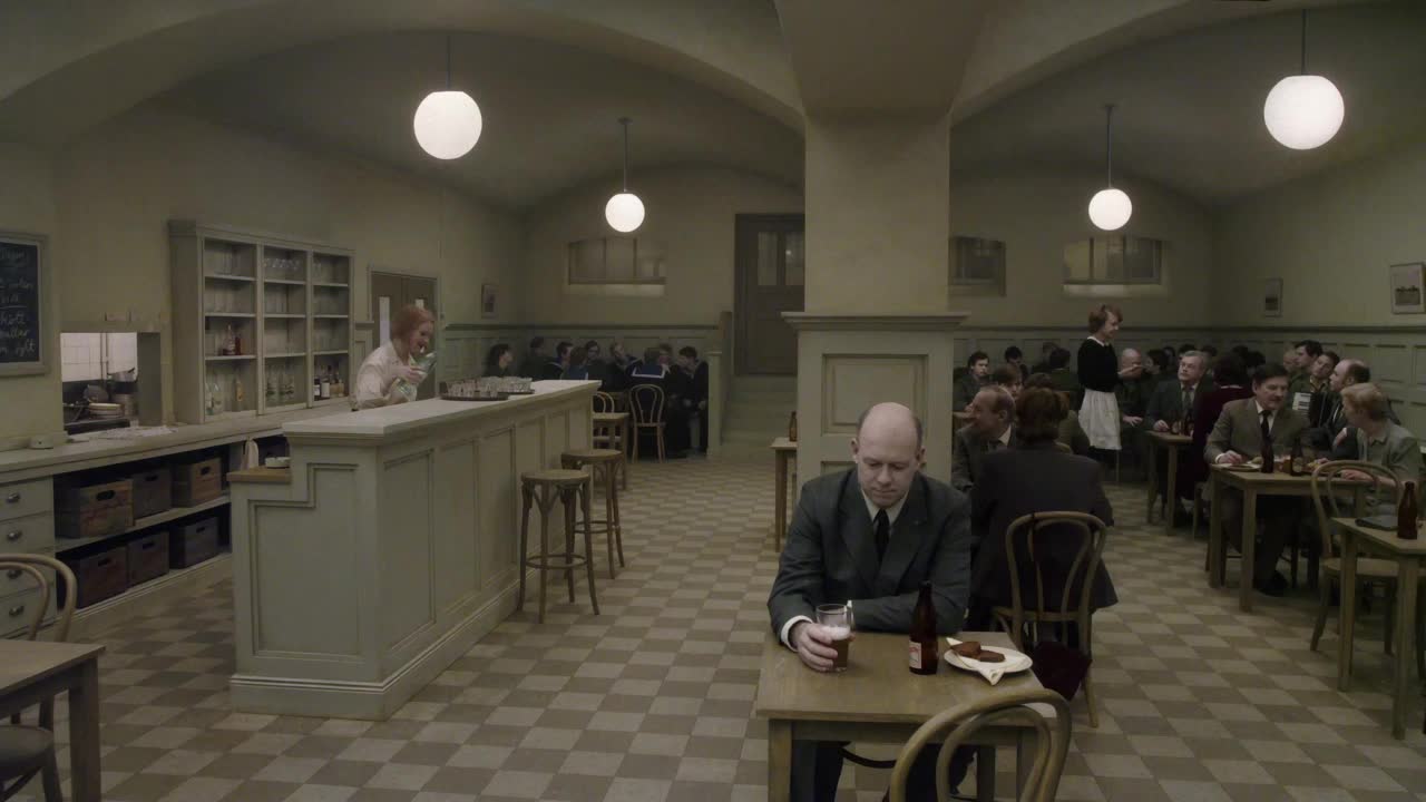 Venezia, il Leone d’oro “Un piccione seduto su un ramo…” di Roy Andersson – Video