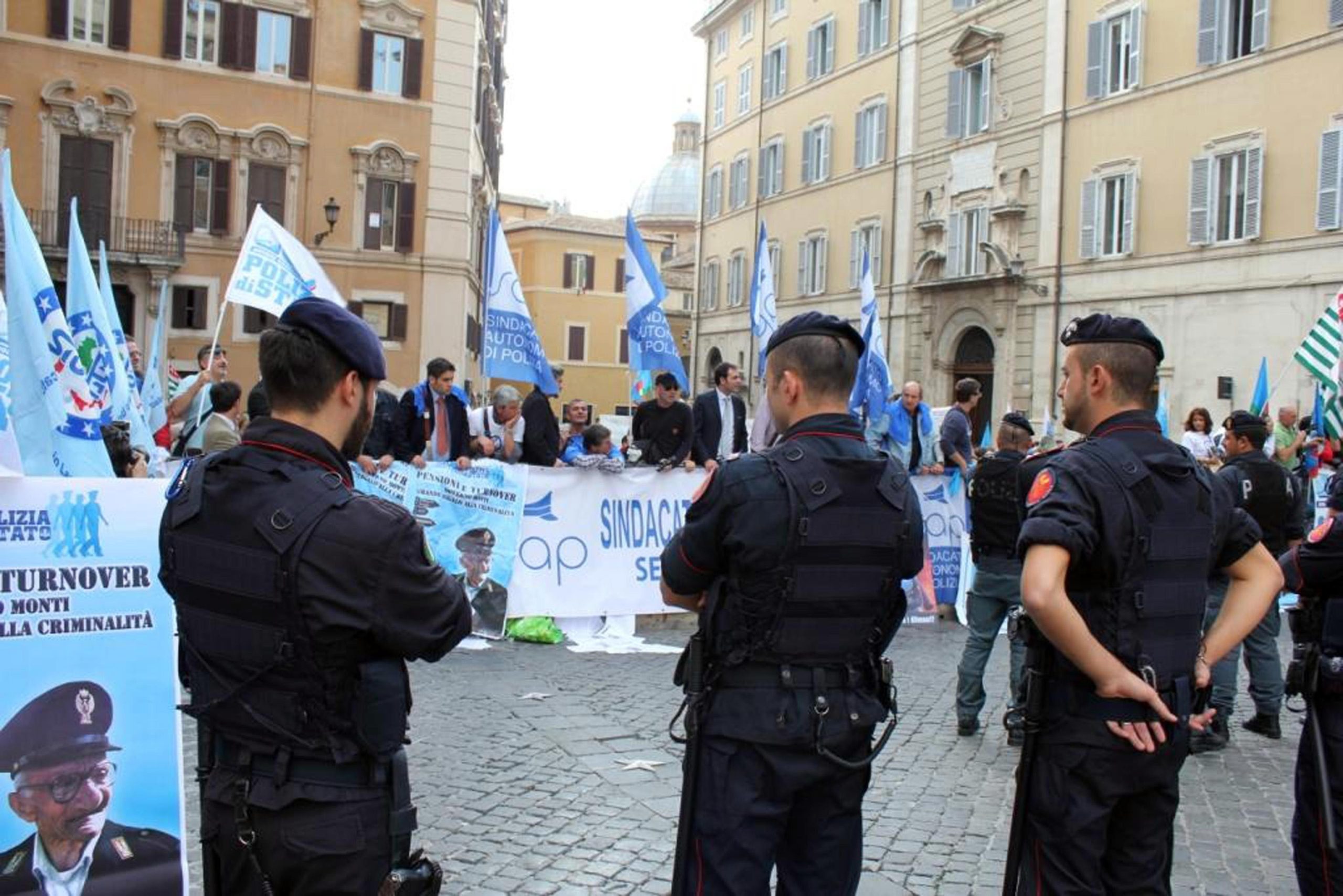 Forze dell’ordine: quante sono e quanto guadagnano