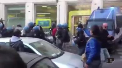 La polizia carica i manifestanti Ast