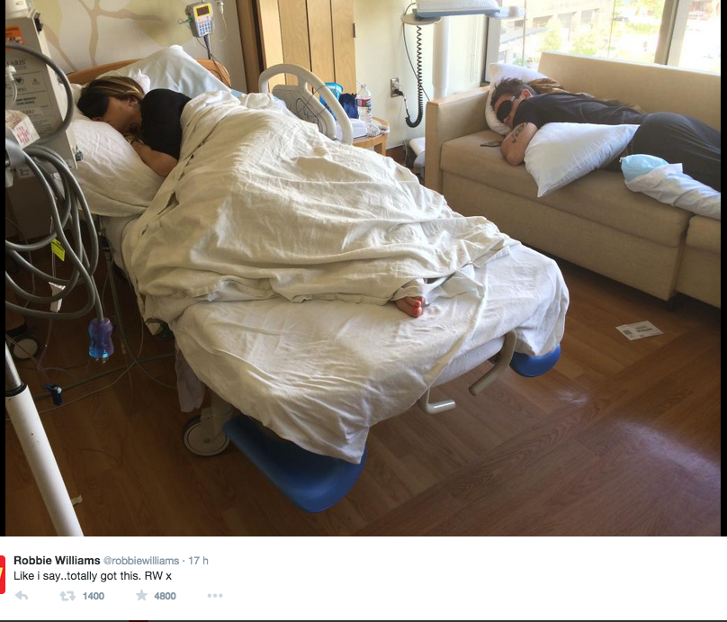 Robbie Williams di nuovo papà tra canti e balli