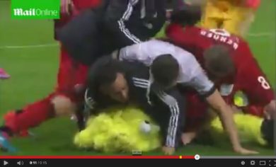 Il lavoro più pericoloso del mondo? La mascotte del Bayer Leverkusen