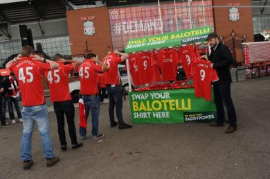 Disastro Balotelli, i tifosi del Liverpool restituiscono le maglie