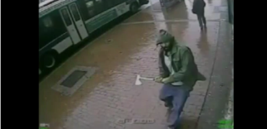 New York: chi è l’uomo che ha colpito con l’accetta due agenti