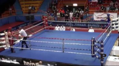 Pugile sconfitto picchia l’arbitro