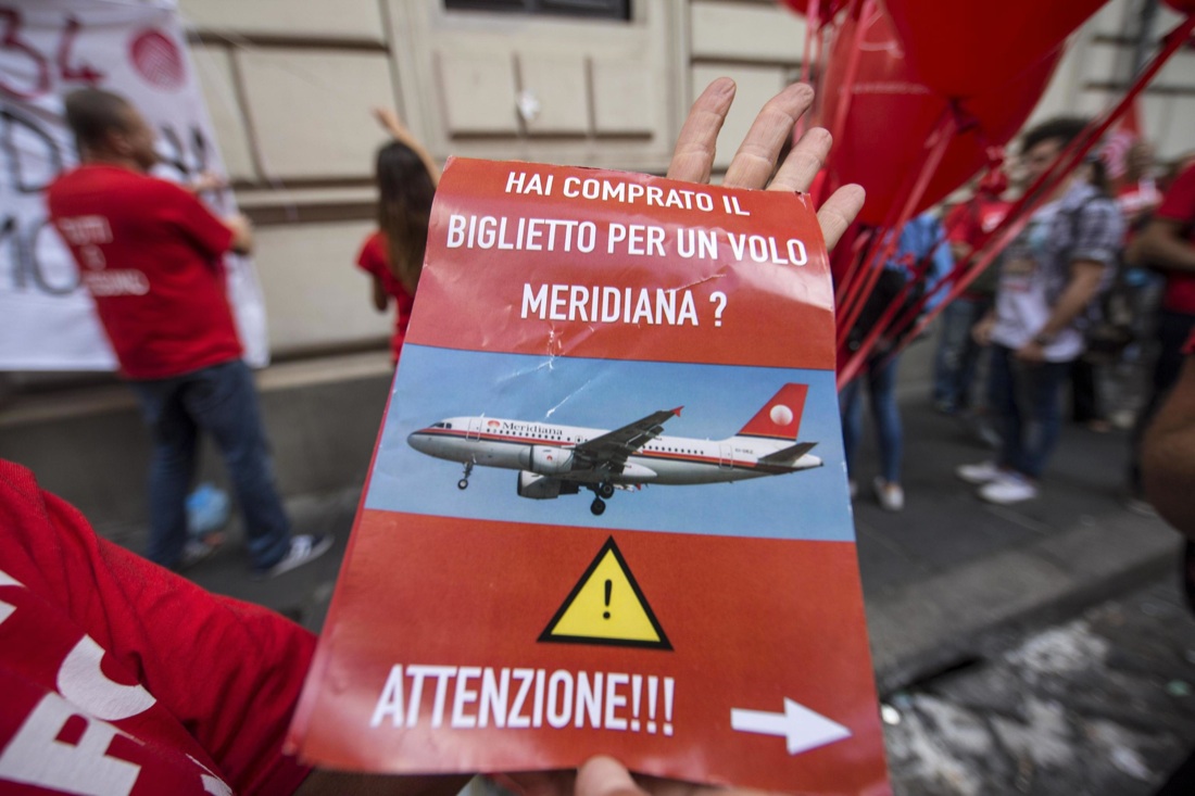 Meridiana: le proteste per gli esuberi Meridiana: le proteste per gli esuberi