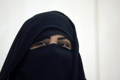 Parigi, cacciata dall’Opéra perché indossava il velo