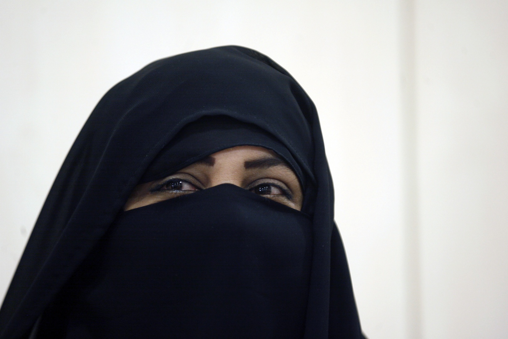 Parigi, cacciata dall’Opéra perché indossava il velo