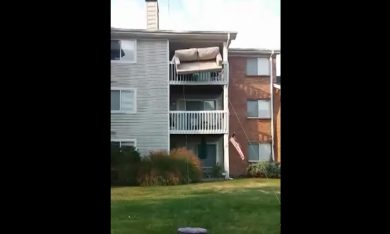 Trasportare un divano passando dal balcone