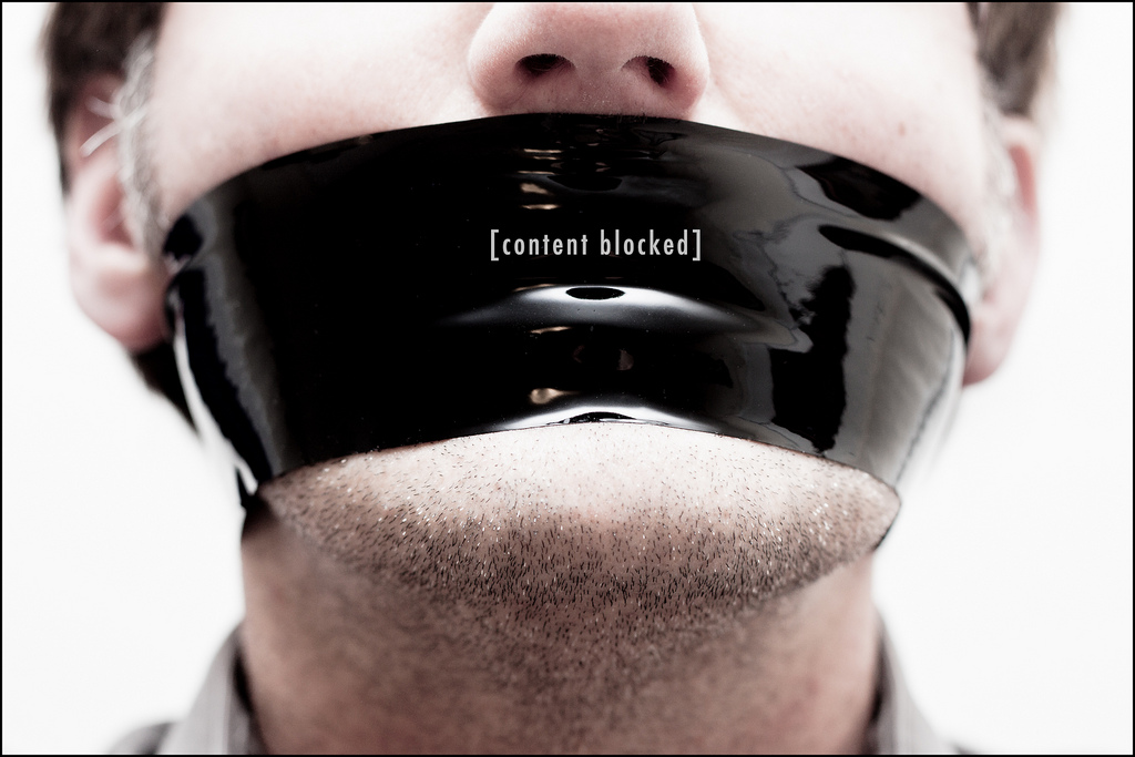 Google mette le ganasce ai siti di pirateria. E ne approfitta per guadagnarci Google mette le ganasce ai siti di pirateria. E ne approfitta per guadagnarci