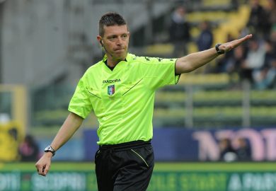 Il coraggio di Rocchi, arbitro lasciato solo