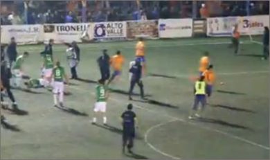 Argentina, battaglia in campo e 12 espulsi: il video