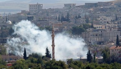 Raid e curdi martellano l’Isis a Kobane, decine di morti