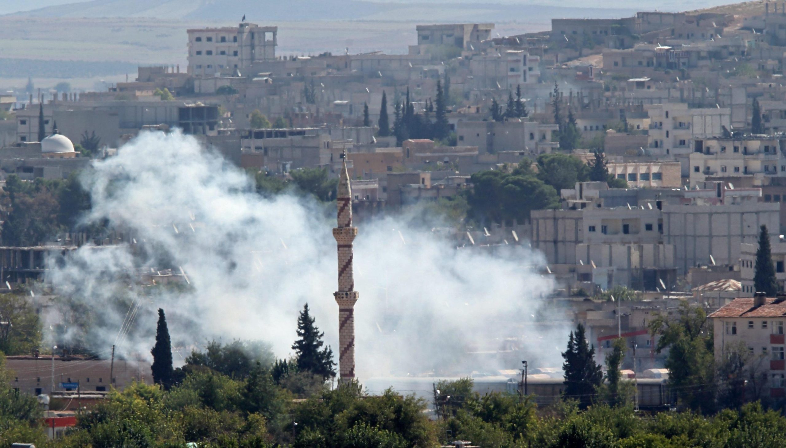Raid e curdi martellano l’Isis a Kobane, decine di morti