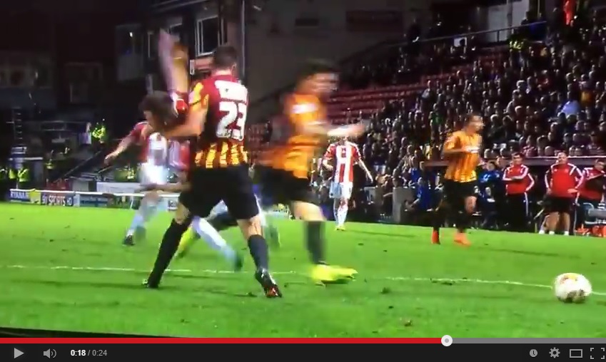 Sumo? No calcio. Ma per l’arbitro non è rigore… – VIDEO Sumo? No calcio. Ma per l’arbitro non è rigore… – VIDEO