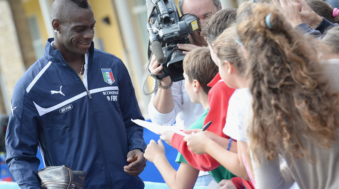 Balotelli: “Non sono un campione? Allora perché mi chiedono l’autografo?” Balotelli: “Non sono un campione? Allora perché mi chiedono l’autografo?”