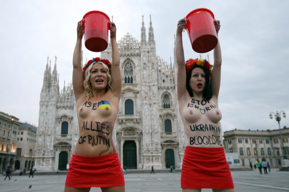 Femen: blitz a Milano anti Putin – LE FOTO Femen: blitz a Milano anti Putin – LE FOTO