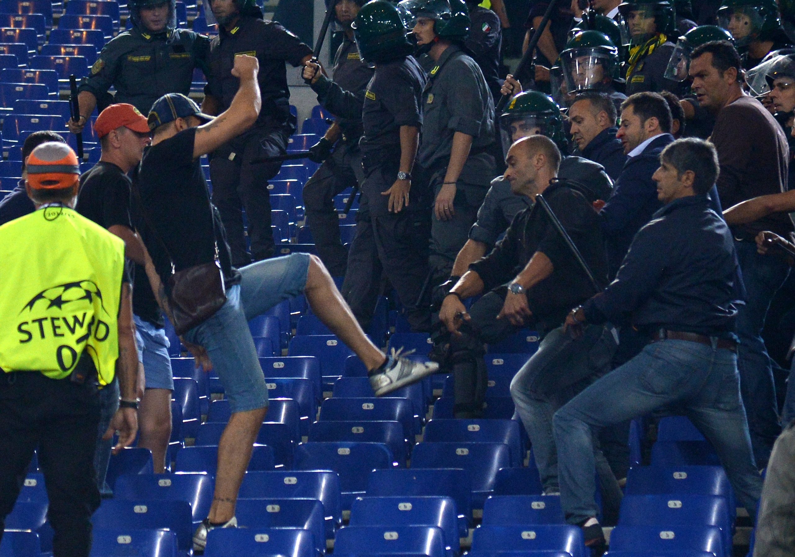 Decreto sicurezza stadi: queste le nuove regole Decreto sicurezza stadi: queste le nuove regole