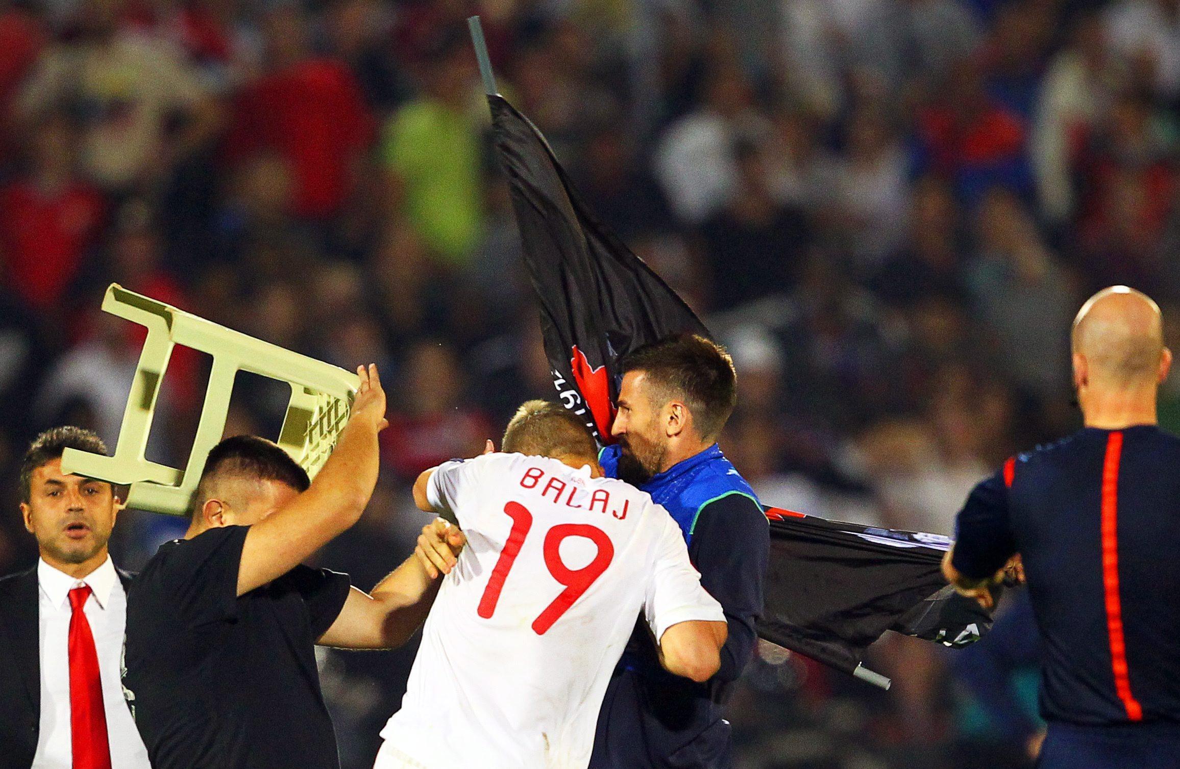 L’incredibile caccia all’uomo di Serbia-Albania: giocatori aggrediti