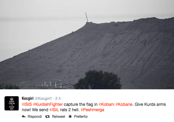 Kobane, i miliziani curdi rimuovono la bandiera dell’Isis Kobane, i miliziani curdi rimuovono la bandiera dell’Isis