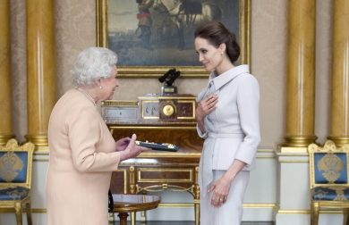 Angelina Jolie “Honorary dame” alla corte della Regina