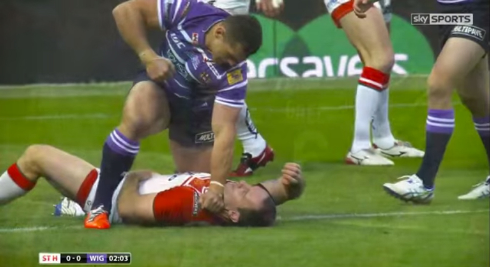 L’opposto del rugby: pugno in faccia all’avversario L’opposto del rugby: pugno in faccia all’avversario