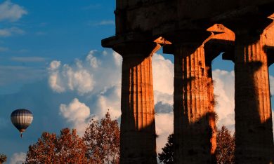 Mongolfiere in volo sui templi di Paestum