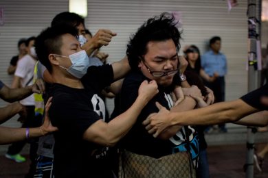 Hong Kong, gli scontri tra i manifestanti
