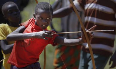 Piccoli arcieri per la pace in Kenya
