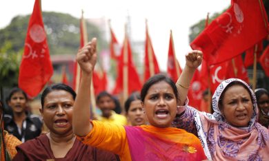 Operaie in piazza a Dacca e altre foto del giorno, 01.10.2014
