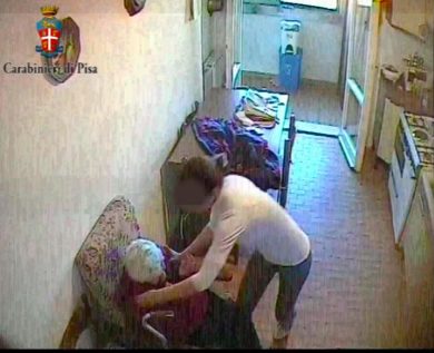 Il video shock della badante che maltratta un’anziana