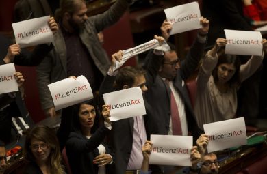 Il Jobs Act passa alla Camera, senza 40 voti PD