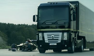 Salto da record, il tir in volo sopra la vettura di F1