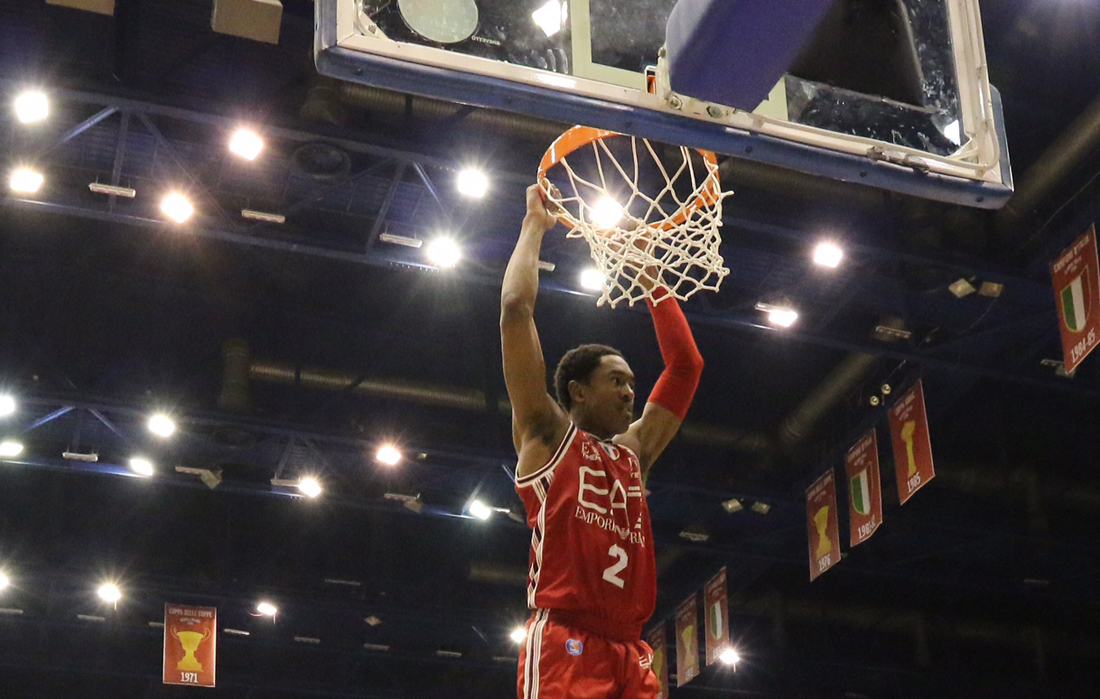 37 punti di Brooks: a Milano il derby contro Varese 37 punti di Brooks: a Milano il derby contro Varese