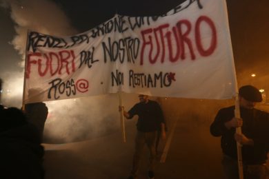 Renzi in Emilia tra comizi e scontri