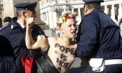 Femen blasfeme in Vaticano contro il Papa