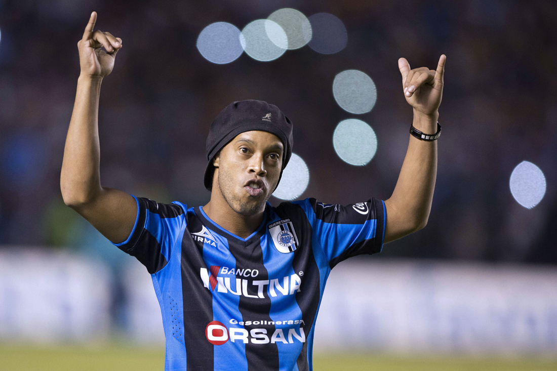 Ronaldinho: incredibile colpo nel beach soccer Ronaldinho: incredibile colpo nel beach soccer