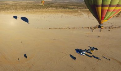 A penzoloni nel vuoto, appesi a una mongolfiera