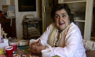 “La pazza della porta accanto” di Antonietta De Lillo