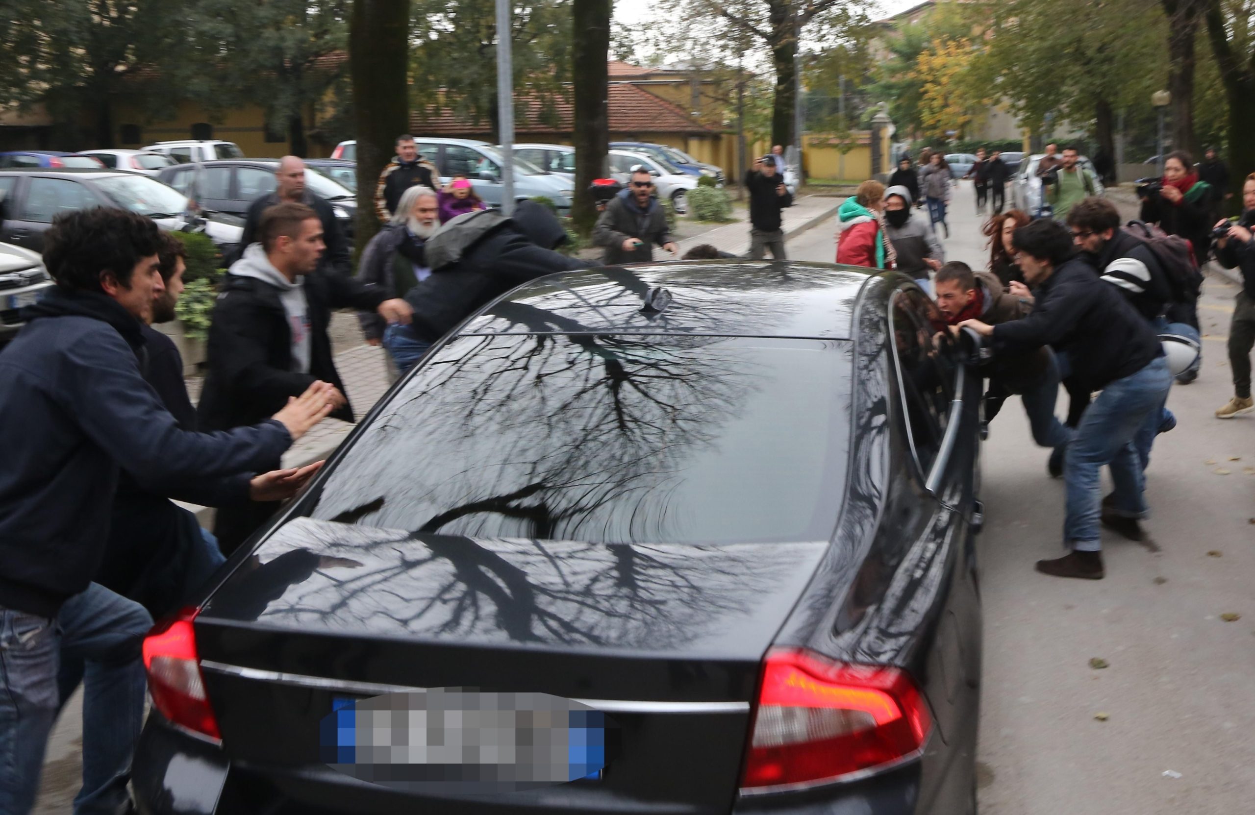 Salvini aggredito dai centri sociali a Bologna